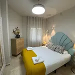 Centrally Located Flat In - Capuchinos 아파트 *