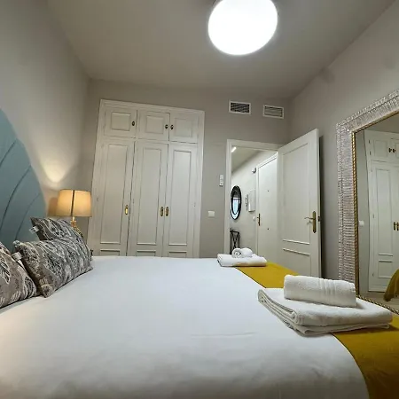Centrally Located Flat In - Capuchinos * Málaga